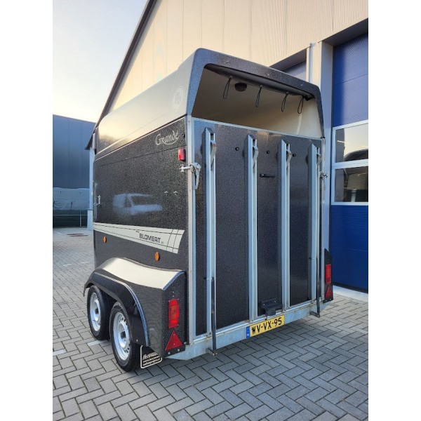 Luxe Blomert paardentrailer **